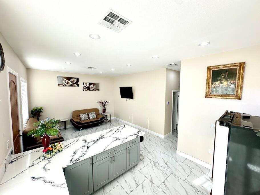 Вілла New Renovated House In Little Saigon Midway City Екстер'єр фото
