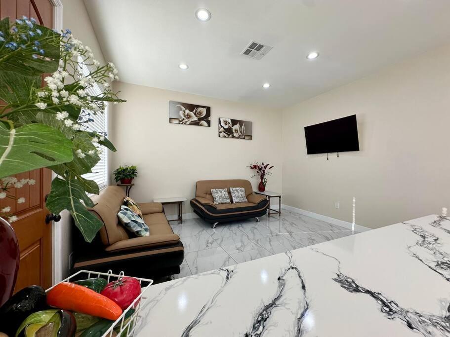 Вілла New Renovated House In Little Saigon Midway City Екстер'єр фото