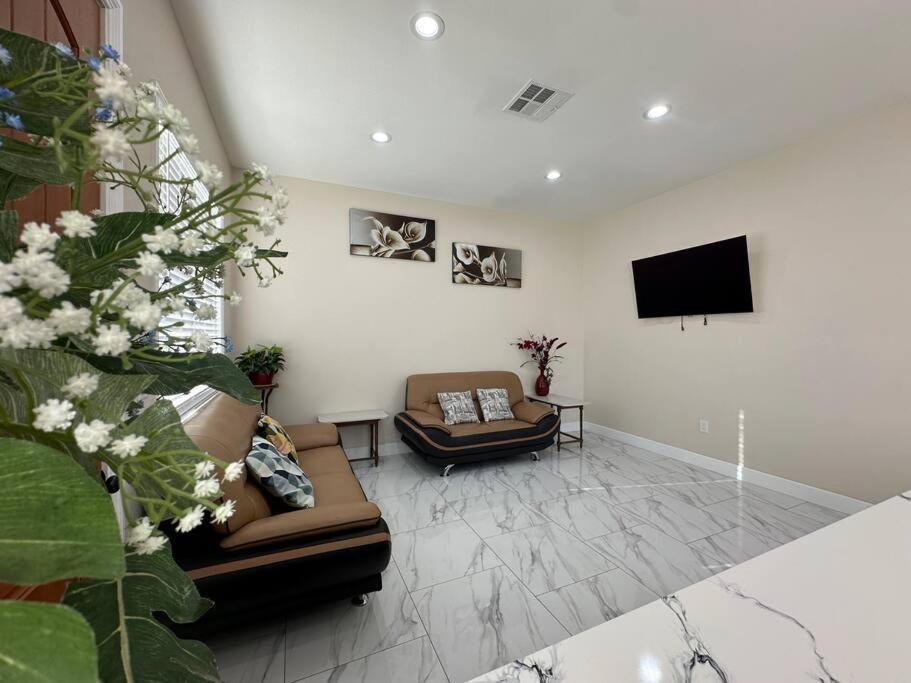 Вілла New Renovated House In Little Saigon Midway City Екстер'єр фото