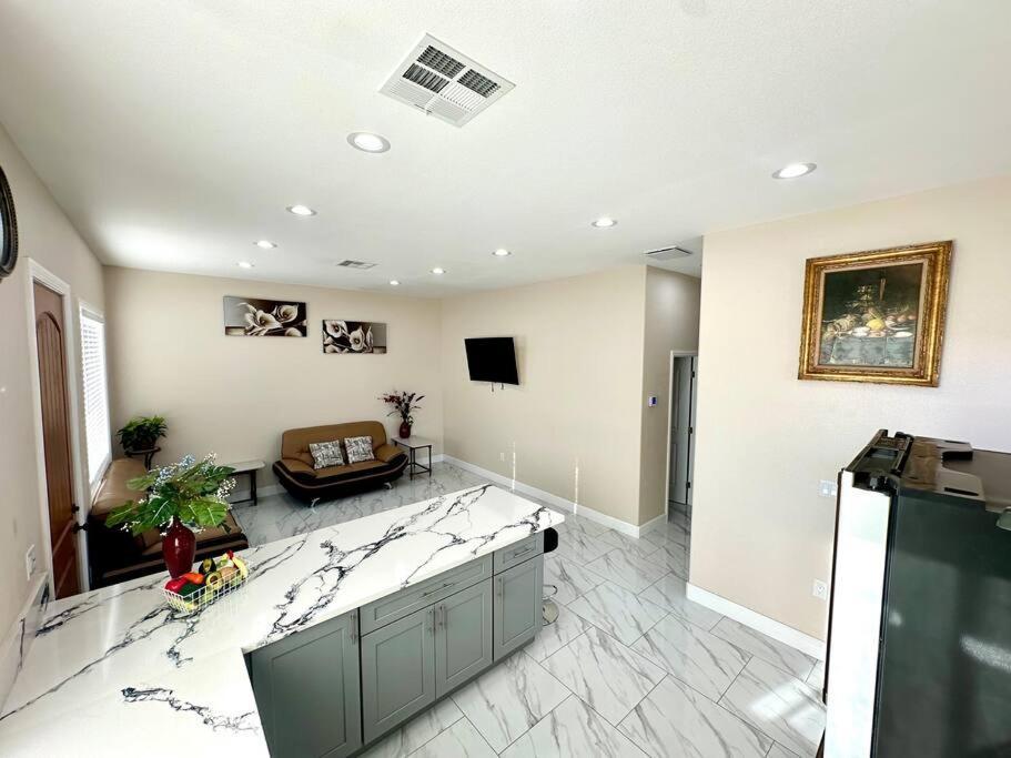 Вілла New Renovated House In Little Saigon Midway City Екстер'єр фото